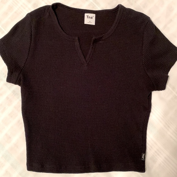 ✨2/$20 TNA | Notch V neck waffle cropped t-shirt ARITIZA - Picture 3 of 8